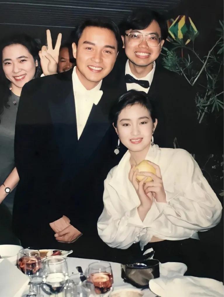 巩俐张国荣合照
哪一张都好好看呀，最后一张的蝶衣和菊仙[流泪][流泪][流泪]
