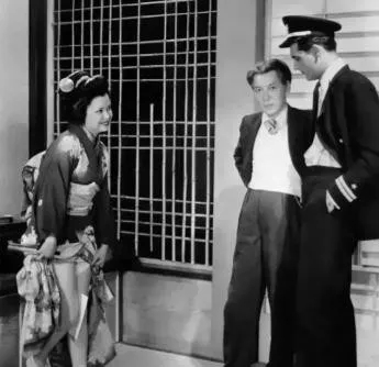 1955年，一名日本女人当着丈夫的面，撩开和服下摆，用两腿膝关节夹住一张A4纸，