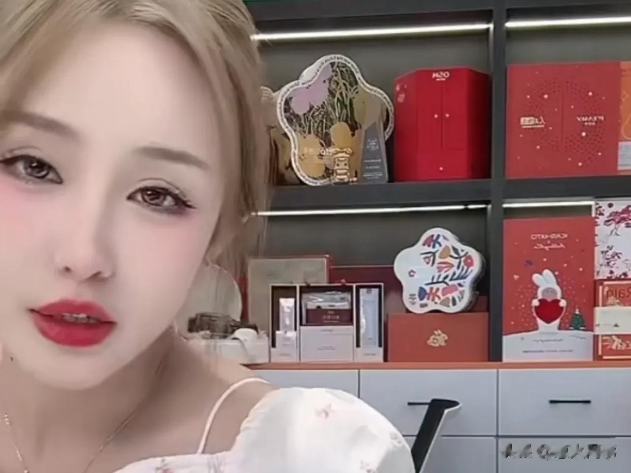 大美大方承认我就是靠化妆变美的  接受不了素颜的可以不看
大美直播有粉丝带节奏说