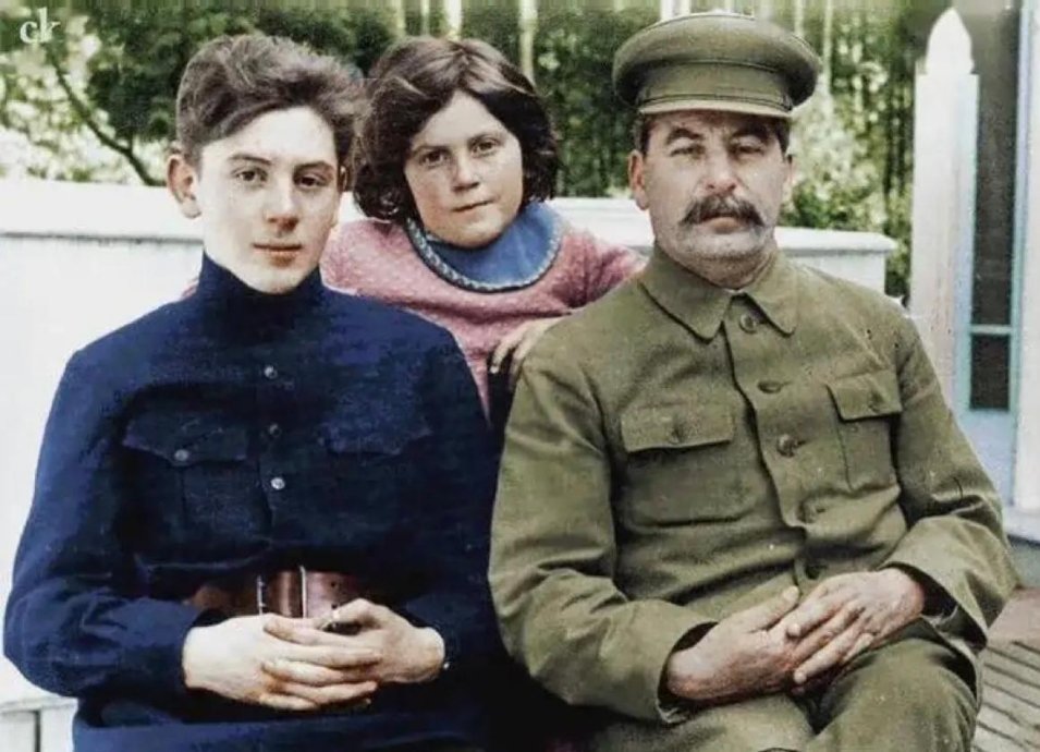 #历史那些事[超话]#20世纪30年代，斯大林与小儿子瓦西里和女儿斯维特兰娜·阿