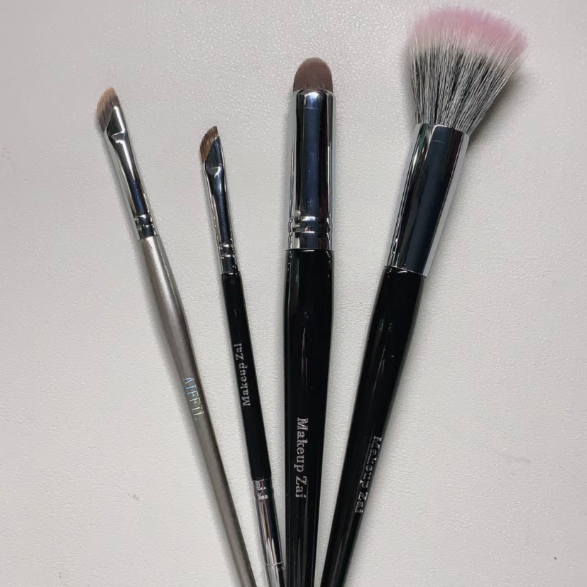 这四个刷子真的好好用啊！！可以使妆面变得更服帖 更轻薄自然的小妙刷！！ ​​​