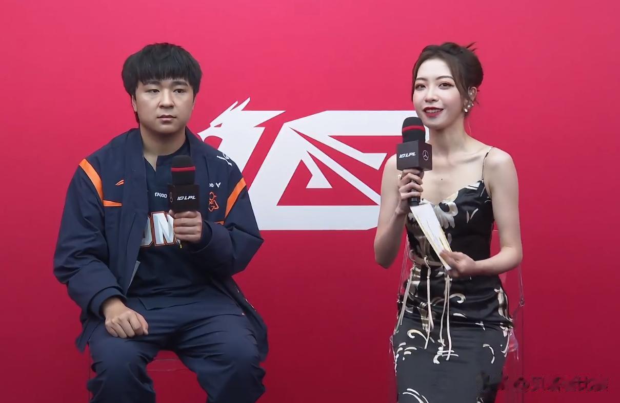 OMG队员票选十大选手！
shanji接受采访时表示：自己投了Gogoing和无