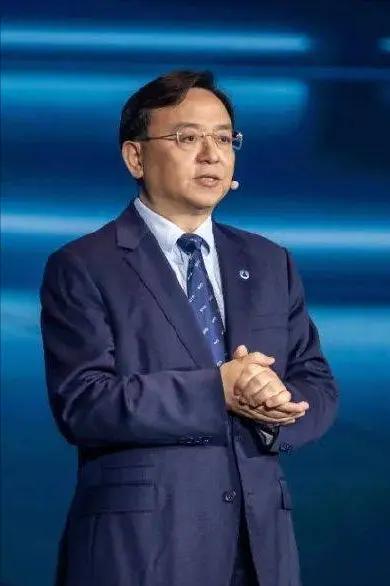 比亚迪总裁，王传福身世竟然那么坎坷！

他考上大学时父亲已经去世，母亲卧病在床。