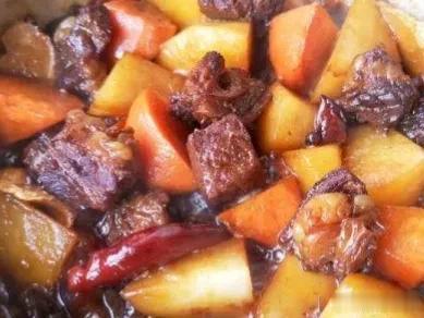  
我家的年夜饭，每年必不可少的一道菜是：土豆炖牛腩。
这是有讲究的。
腩的谐音