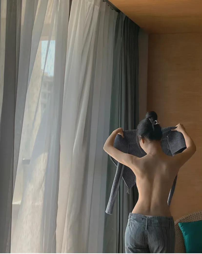 李菲儿晒美背，她怎么越来越好看啊，当年和黄晓明在一起时是这样，现在还是这样，美女