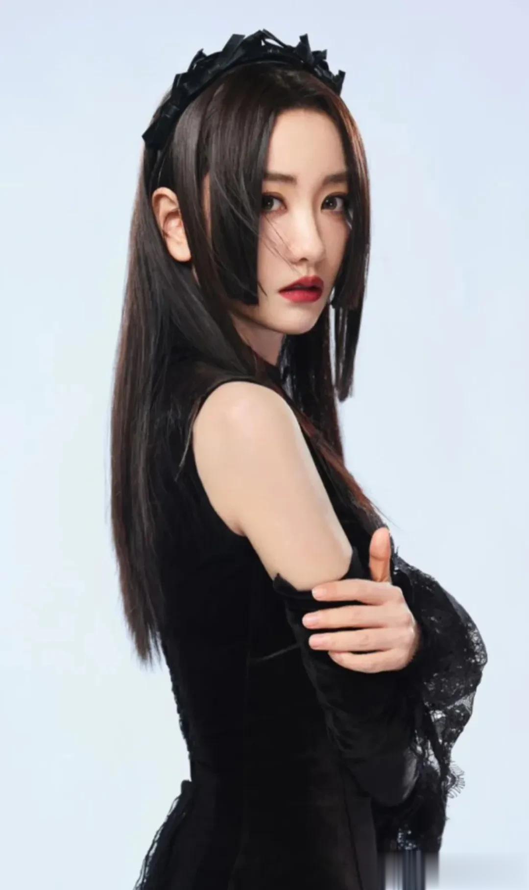 杨蓉陈瑶白百何王紫璇今天的营业照
杨蓉公主切造型有点动漫感，新颖
陈瑶随意舒适，