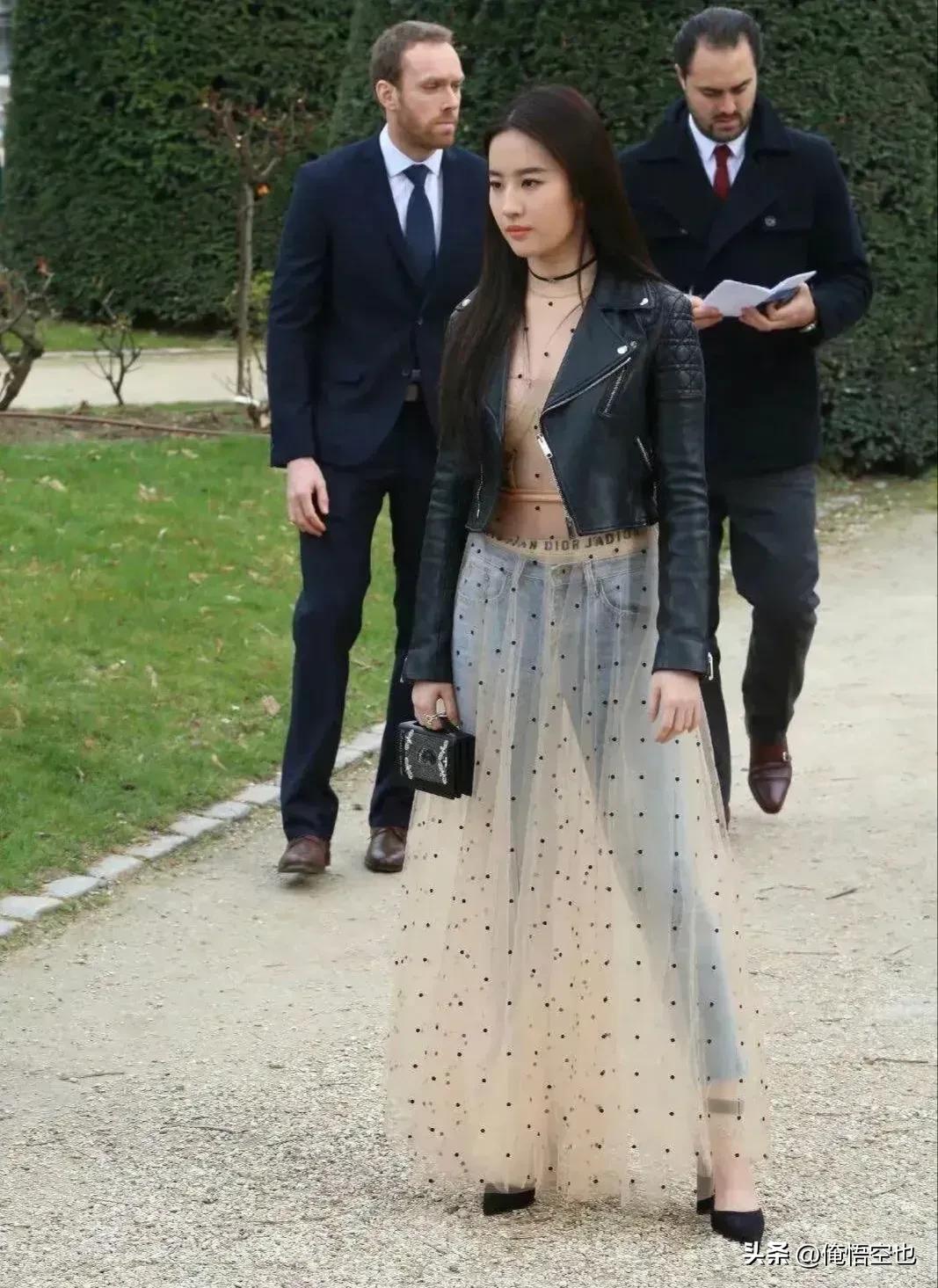 里面是牛仔长裤，外面是薄纱裙子，也只有仙气飘飘的刘亦菲才敢这样任性了，换一个人，