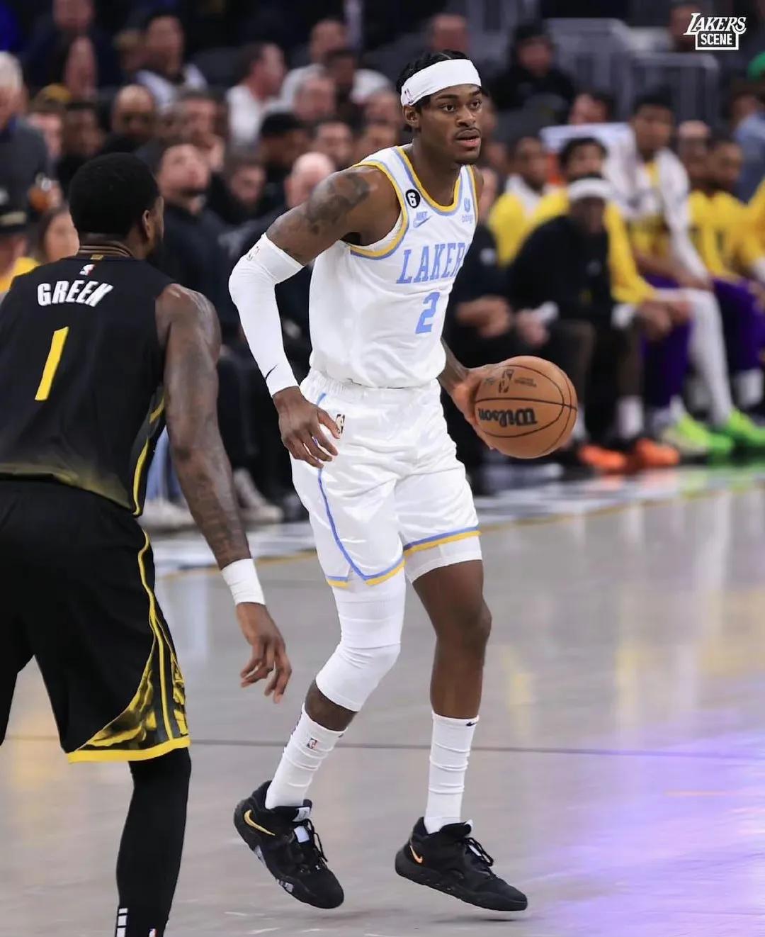 湖人新援首战表现一览！

范德比尔特   12分8篮板4助攻
运动能力出色，能跑