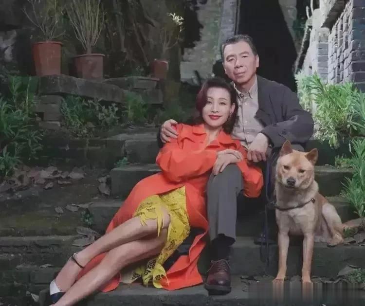 冯小刚搂着陈冲的照片真的很温馨，61岁的陈冲太有女人味了。

陈冲年轻的时候真的