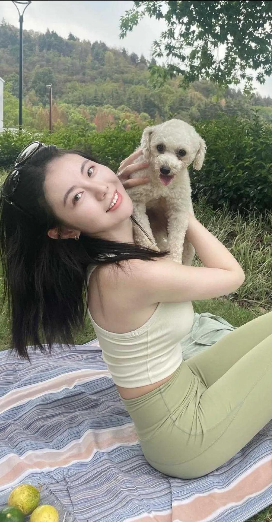 大家都有老的时候，谁也没必要嫌弃谁，说不好听一点都是半斤对八两。

就拿我们女人