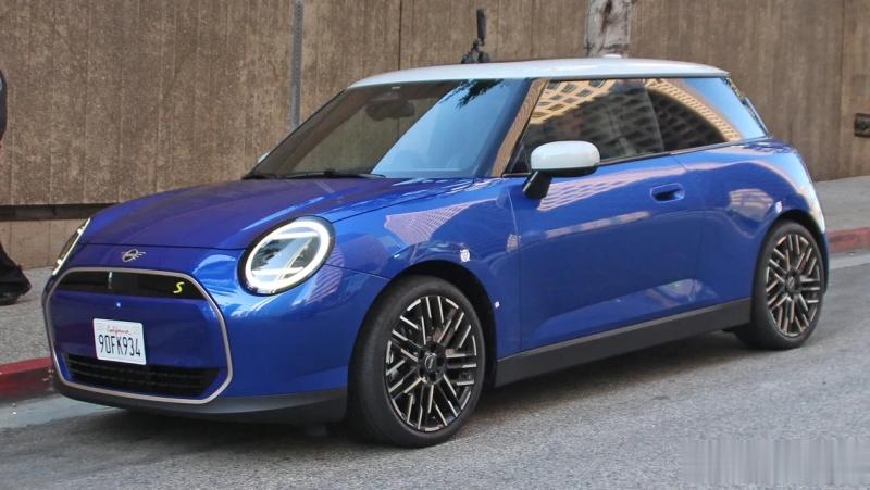 日前，我们从相关渠道获得了首次曝光的全新MINI COOPER EV无伪谍照，新