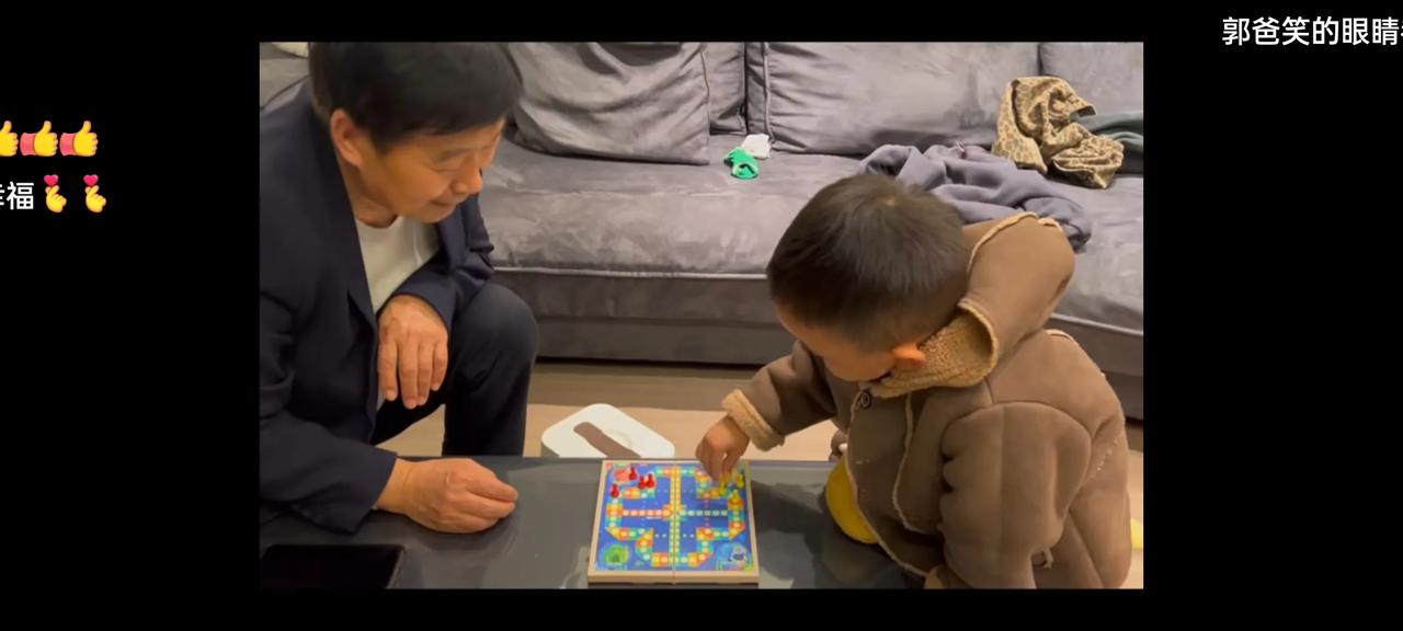 言宝在和爷爷下棋。
确切的说是言宝在教爷爷下飞行器。
看到爷孙俩，玩的那么开心，