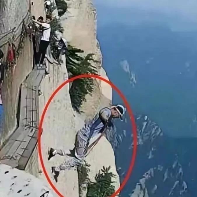 张家界天门山跳崖的四个年轻人真是让人惋惜。有家长爆料更惊人，有一个500人的“约