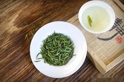  最喜欢绿茶，喜欢其清香没有后来发酵的干扰，且本人体热，借绿茶的寒中和一下。

