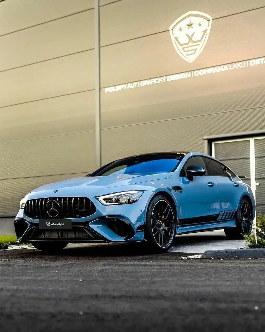 蓝色Mercedes AMG GT63S ​​​