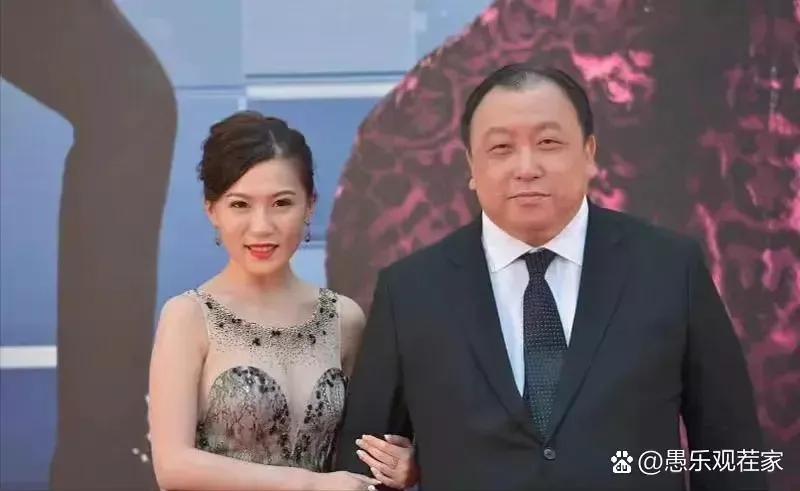 王晶的女儿已经这么大了，王晶只是胖，相貌绝对及格线以上，超过60%的人，王晶可以