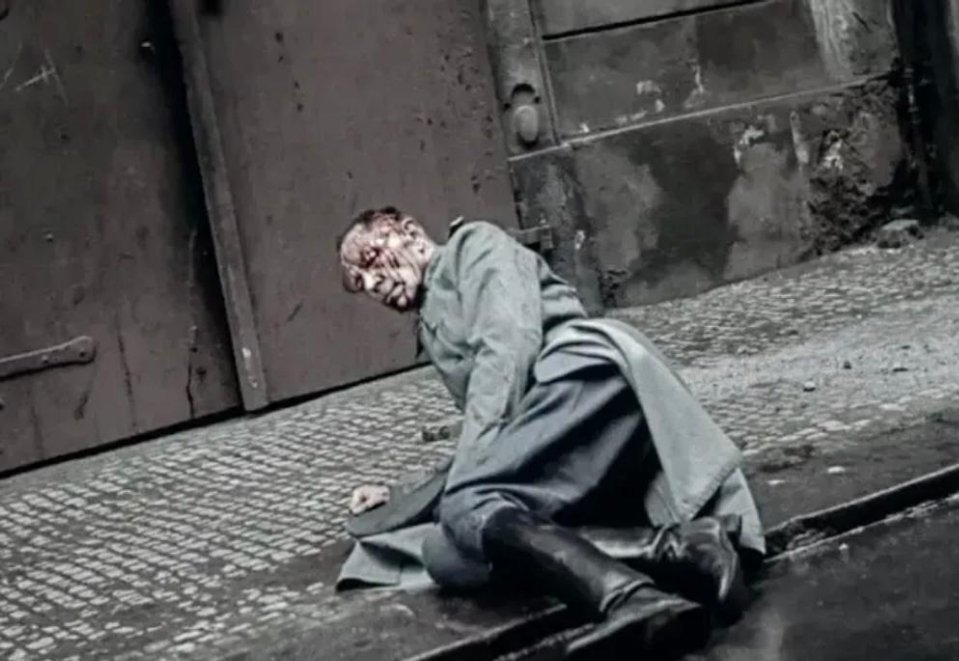 #历史那些事[超话]#1945年5月5日，布拉格起义期间，被殴打受伤的德国军官倒