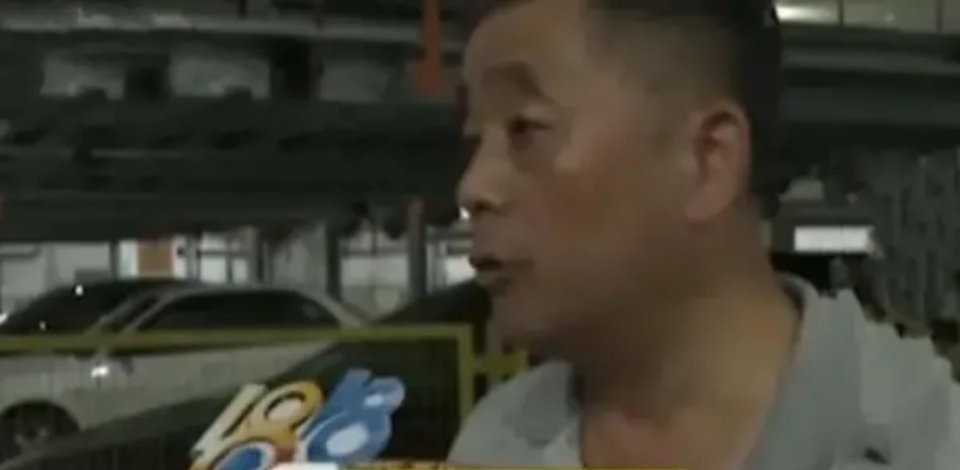 年轻小伙用20多辆豪车，围堵一女子奥迪车子四天四夜，并放言“既然你有胆子把车停在