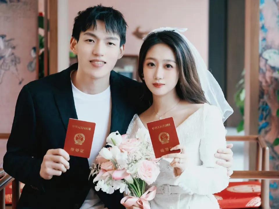浙江官方祝福吴前结婚领证 妻子身份曝光

北京时间3月24日，浙江男篮球员吴前更