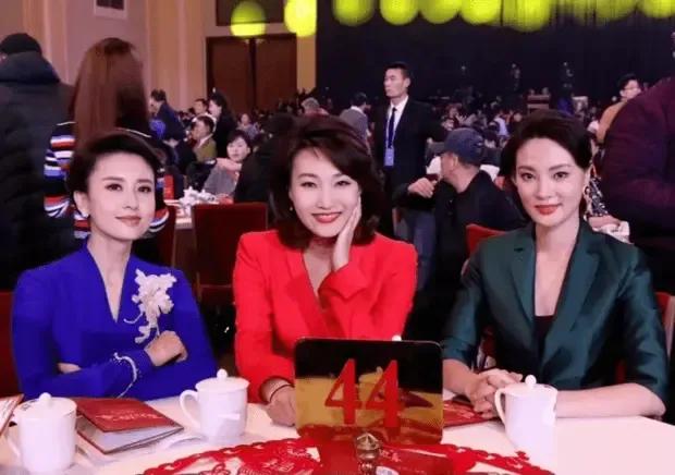 曾经央视的几位美女主持人合照，你还认识她们吗？

话说不愧是央视选中的主持人，个
