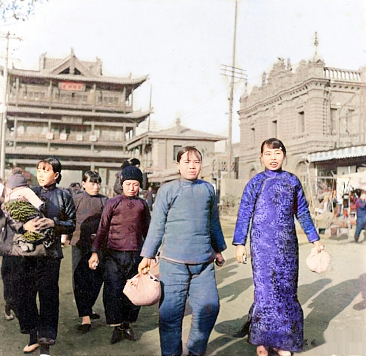 民国时期，在大同鼓楼前逛街的几名女子，临近过年，无论穷富，皆换上干净整洁的衣服，