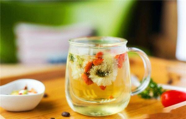 春季养肝——枸杞菊花蜂蜜原料:枸杞子20粒、白菊花5朵做法：1.取白菊花、枸杞子