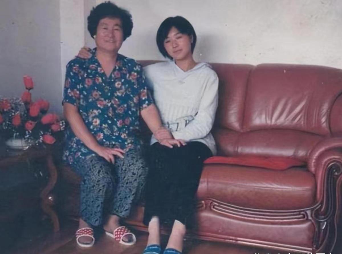 2000年，辽宁的曹家夫妇，借了7万元送女儿曹茜出国留学，由于父母经济拮据，女儿