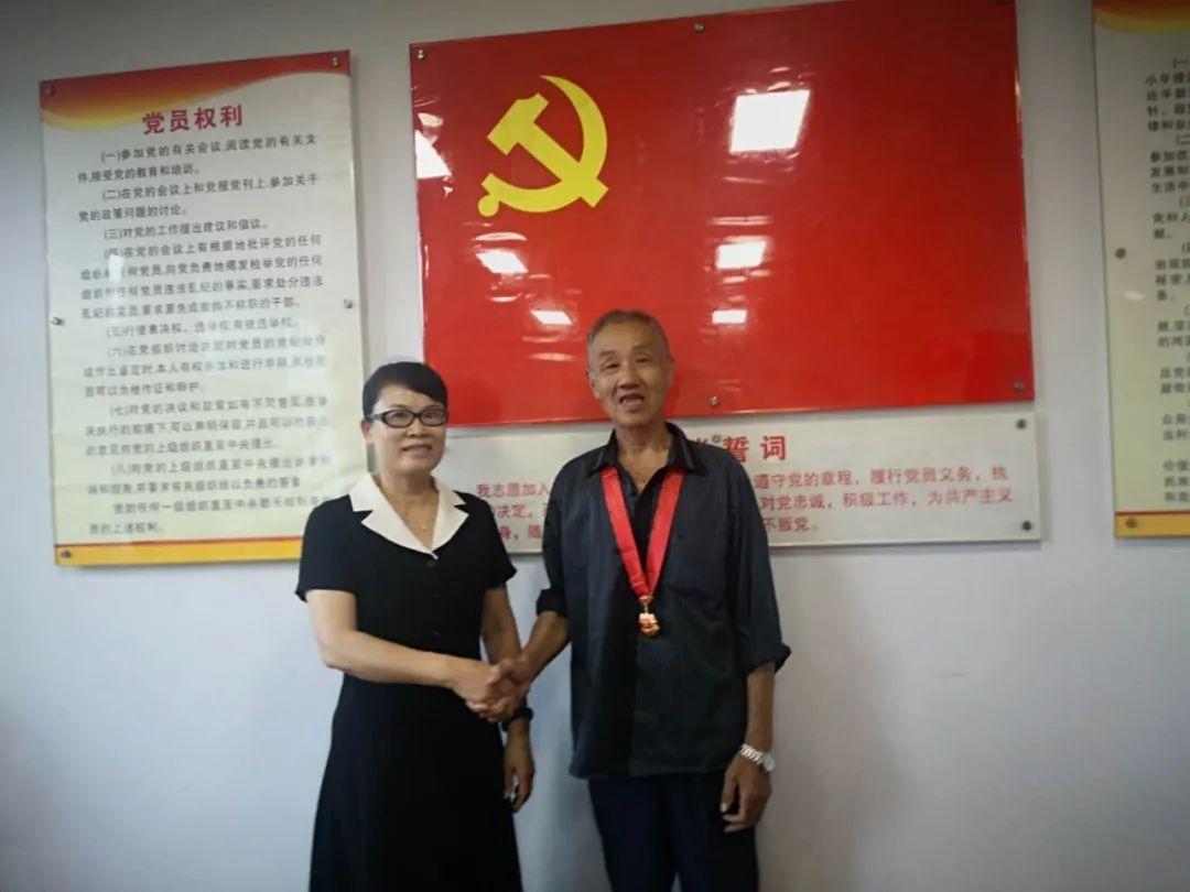 中国驻日本大使馆总领事詹孔朝晒出“老爸的骄傲”[赞][赞][赞]


据新华社消