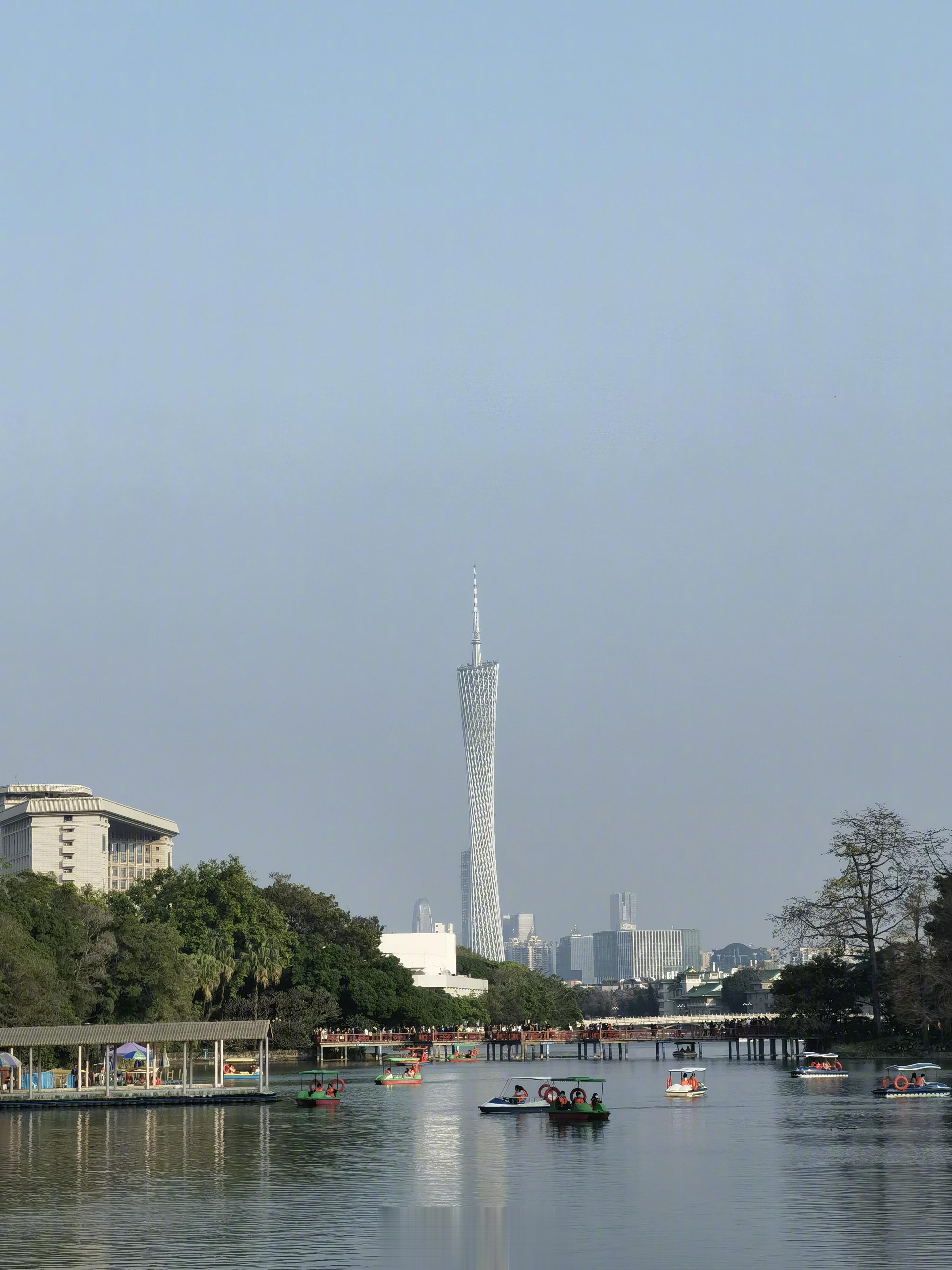 #明起香港口罩令全面取消#目前广州室内公共场所餐厅也不戴了，要不怎么吃饭[哈哈]