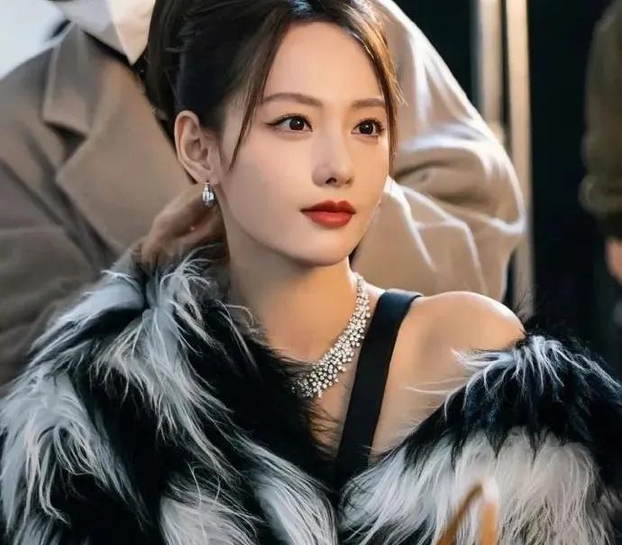 那年，张丹峰跟经纪人暗度陈仓时，章子怡铁了心要跟皮裤汪一起，没想到，结果让人不敢