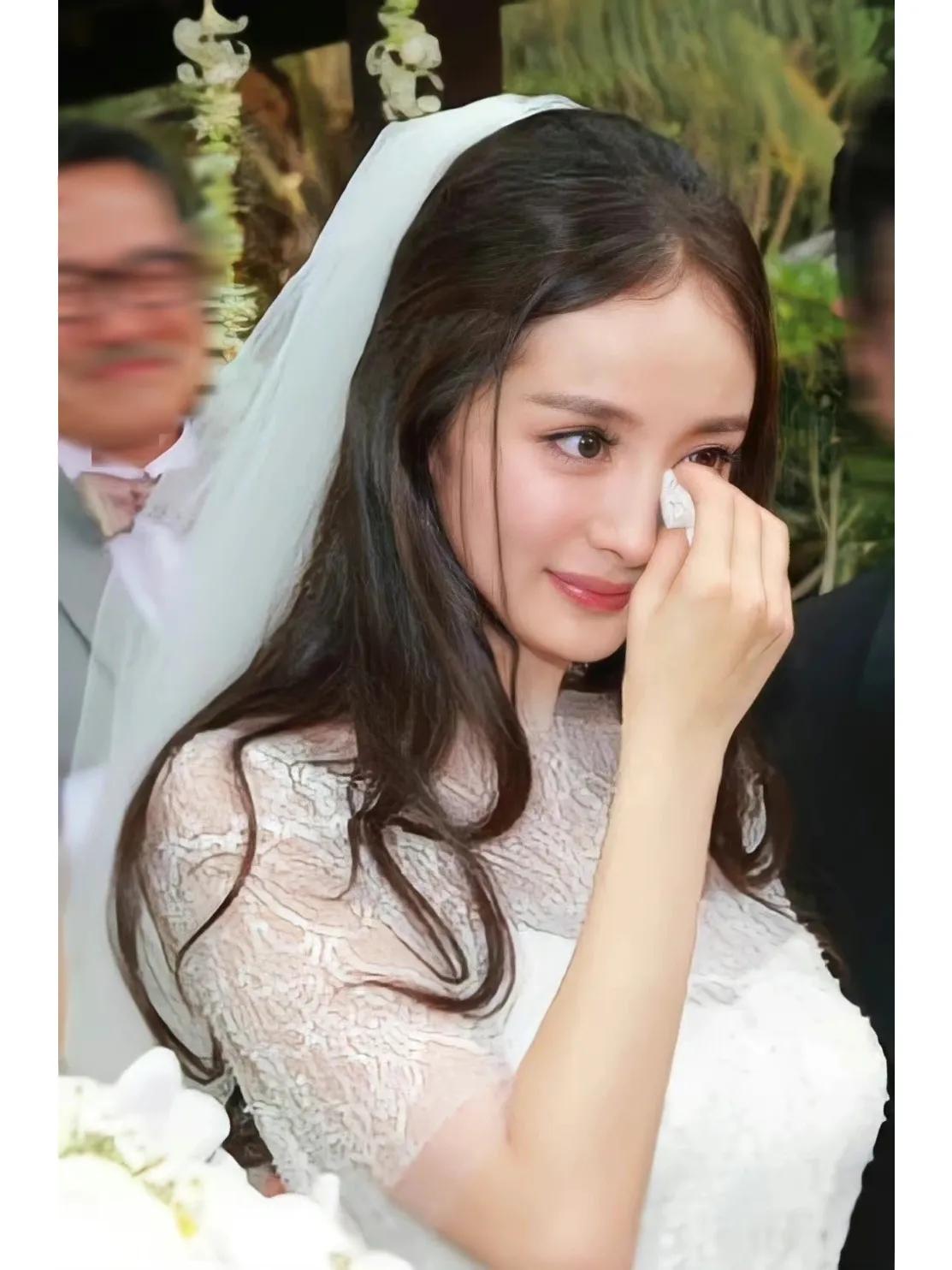 好美啊，幂姐当时是不是对港男有滤镜啊！
字母站刷到杨幂刘恺威过期糖，被婚纱幂美到
