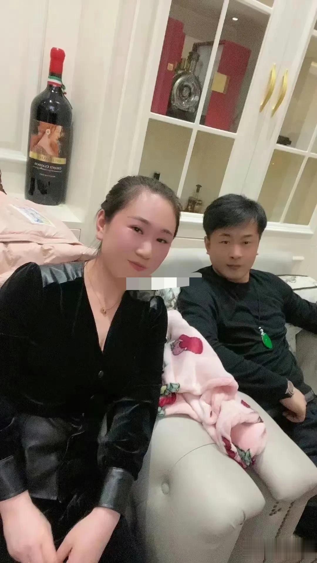 辛巴和老同学合影，老同学夸辛巴每年回来都会跟老同学聚聚聊聊天。 

文赫透露牌牌