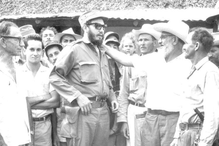 1956年11月25日凌晨，一艘名为"格拉玛号"的小船在黑暗中悄悄地驶向了古巴海