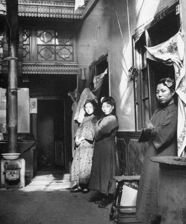 民国青楼女子照片，与你想象的一样吗

1946年，民国时期站在门口招揽生意的青楼