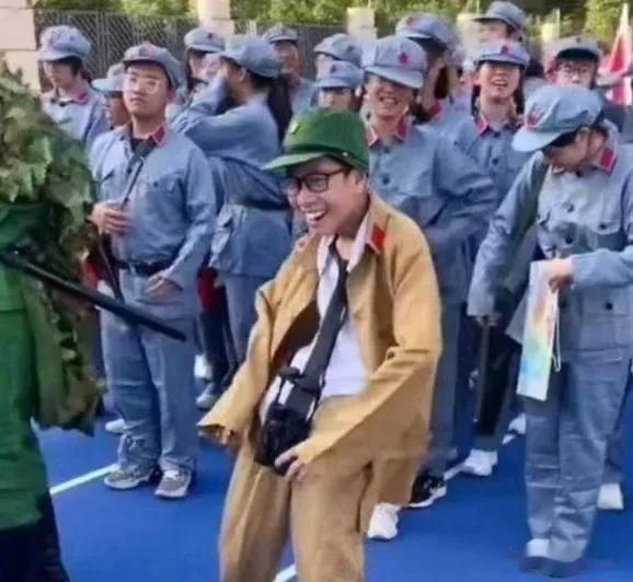 有的人气质真的是与生俱来的，演戏根本不用刻意的去演，直接本色出演[泪奔][泪奔]
