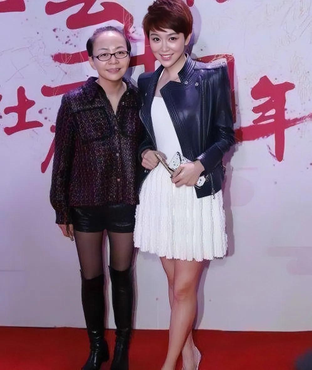 几年前，宋丹丹参加一场活动接受采访时的情景，一身超短裙，黑丝配高筒靴，留梳着大背