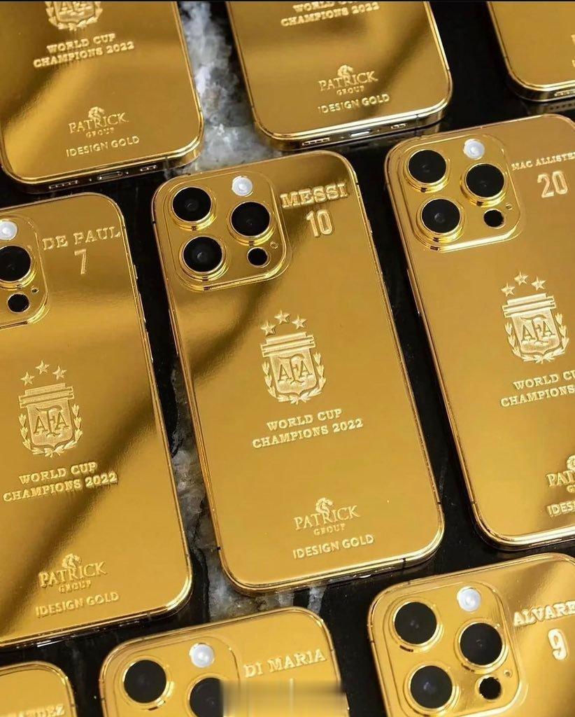 世界杯夺冠后，梅西专门定制了35台纯金iPhone送给了阿根廷队友，非常有心的是