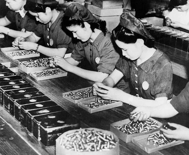 1941年9月30日，日本女工们正忙碌着，她们都知道自己的工作将用于侵略他国，这