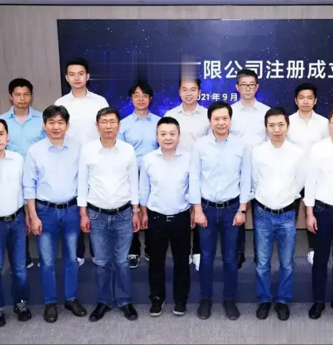 为什么雷军穿衣风格都是统一标准？上身衬衫配上蓝色西服外套，下身都是蓝色牛仔裤呢？