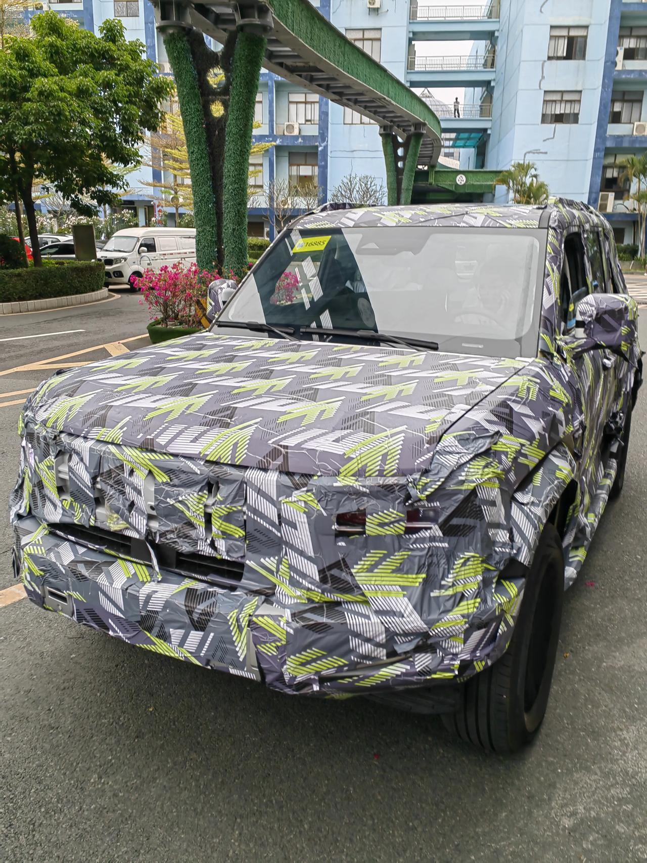 今天拍到了比亚迪F品牌SF谍照，又一硬派越野风格，据说这款SF将基于比亚迪全新的