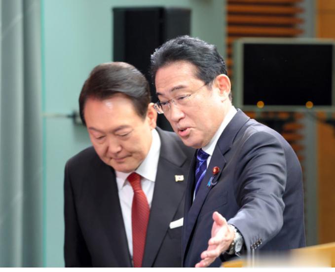韩国首相尹锡悦拜日本国旗，惹来一片骂声！
这一方面希望跪舔美国，另一方面又不甘心