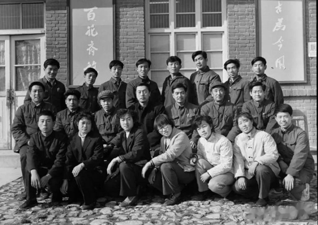 在甘肃相当长的一段日子里，他在基层一线工作，从1968年至1974年的6年里，他