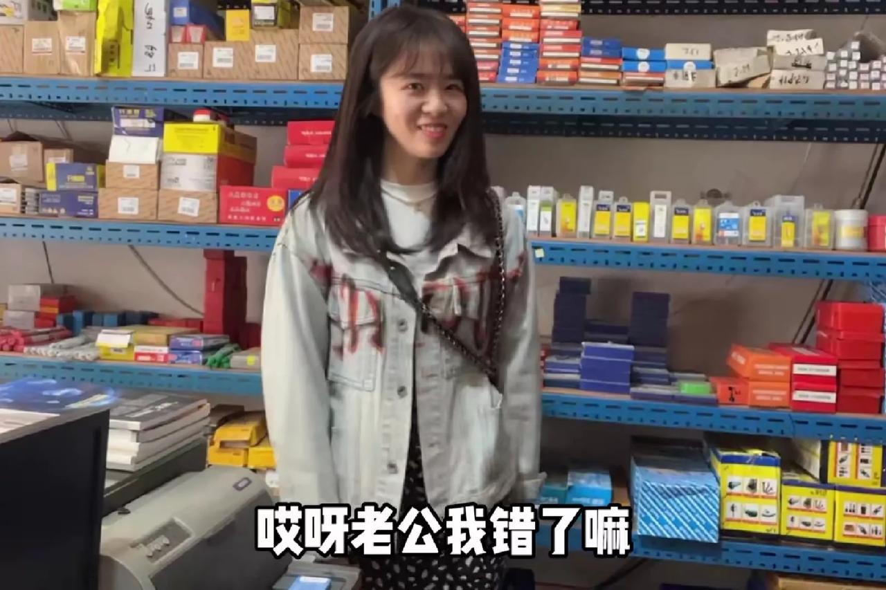 小两口为钱吵架陷入冷战，老婆赌气回娘家，却被丈母娘赶了回来。

夫妻二人因为老婆