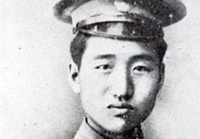 红四军参谋长徐向前在战斗中活捉了自己昔日的老上司岳维峻，而张国焘不顾红军将领反对