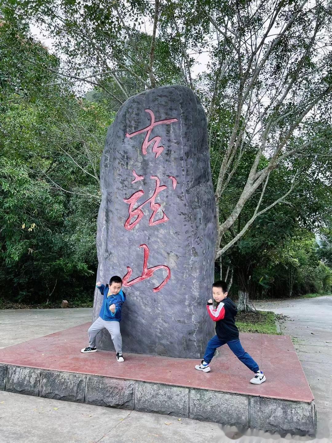 #今天##随手拍# 整个景区整整玩了近4个小时，景色类型很丰富，有漂流、瀑布、溶