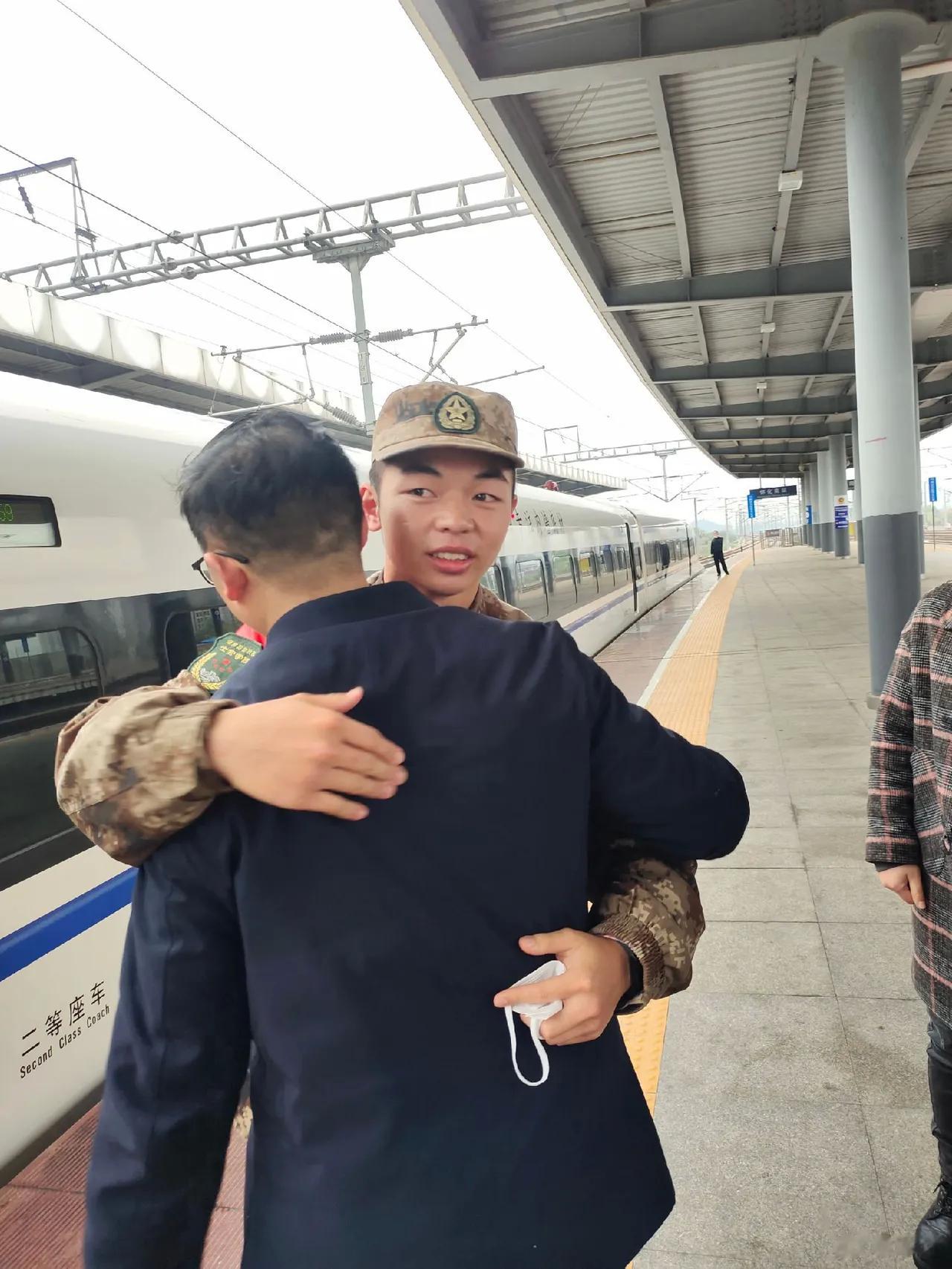 送儿从军。长长站台，短暂分别，男儿志在四方，建功军营，保家卫国 ​​​