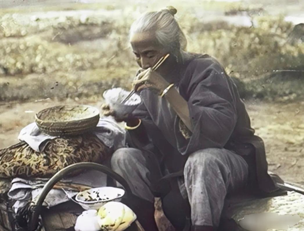 #历史那些事[超话]#1918年，一个白发苍苍的老太太正在地里吃饭。碗里还有很多