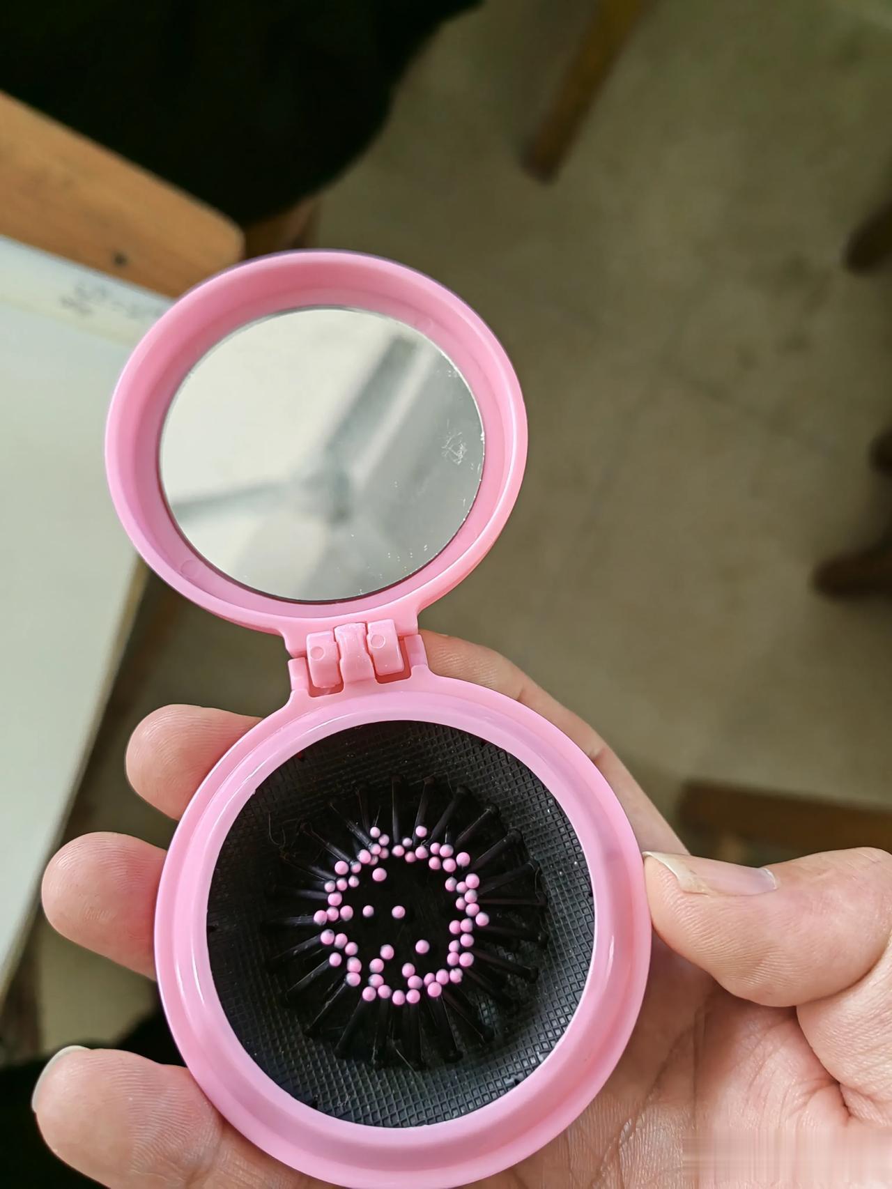  
是不是每一个小宝贝都对妈妈的东西非常感兴趣。
一个简单的镜子和梳子，小宝贝都