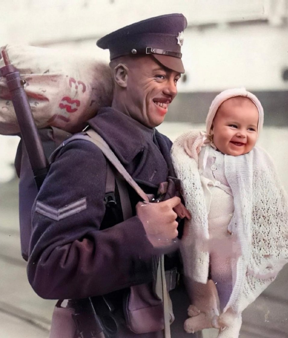 #历史那些事[超话]#1945年，二战胜利后，一名英国士兵在半路上遇到了他的家人