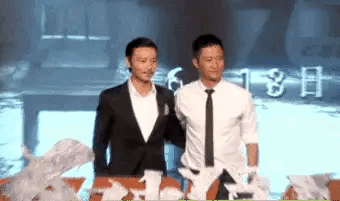 两个猛男在卖萌